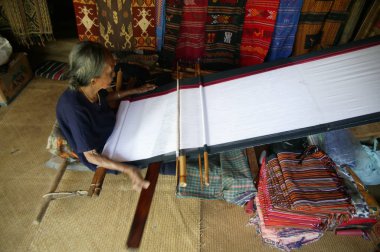 Toraja, Endonezya. 1 Temmuz 2009. Toraja 'lı yaşlı kadın geleneksel kumaş dokumacıları