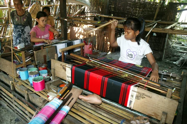 Sengkang Indonesië Juni 2009 Buginese Vrouwen Traditionele Zijden Doek Wevers — Stockfoto