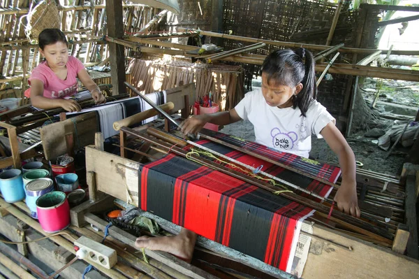 Sengkang Indonesia Giugno 2009 Donne Buginese Tessitori Stoffa Seta Tradizionale — Foto Stock