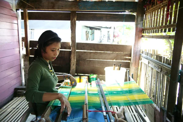 Sengkang Indonésia Junho 2009 Mulheres Buginesas Tradicionais Tecelões Pano Seda — Fotografia de Stock