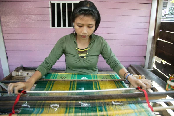 Sengkang Indonesië Juni 2009 Buginese Vrouwen Traditionele Zijden Doek Wevers — Stockfoto