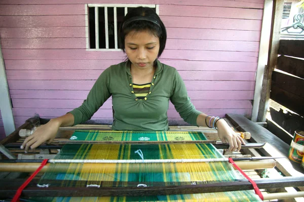 Sengkang Indonesië Juni 2009 Buginese Vrouwen Traditionele Zijden Doek Wevers — Stockfoto