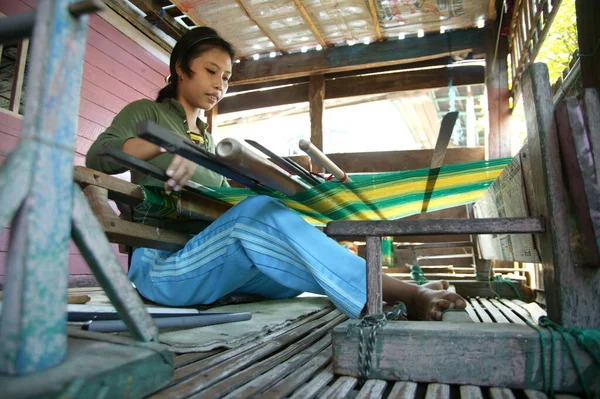 Sengkang Indonézia 2009 Június Bugini Nők Hagyományos Selyemszövet Szövők — Stock Fotó