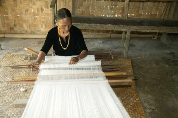 Toraja Indonesië Juli 2009 Toraja Oude Vrouw Traditionele Doek Wevers — Stockfoto