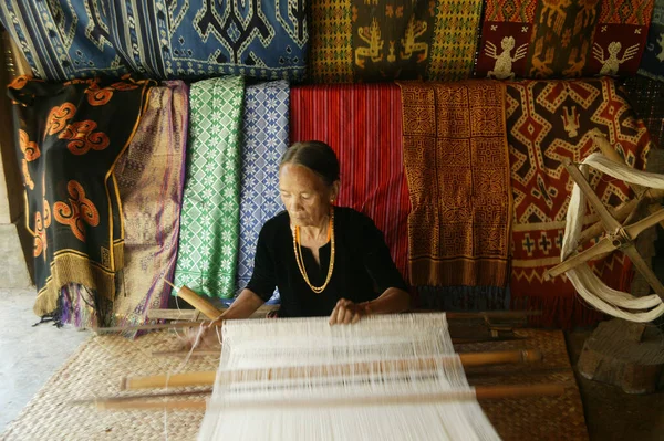 Toraja Indonésia Julho 2009 Toraja Velha Mulher Tradicional Tecelões Pano — Fotografia de Stock