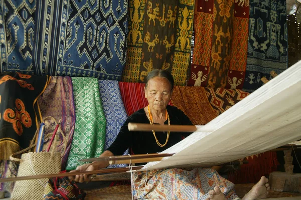 Τοράζα Ινδονησία Ιουλίου 2009 Toraja Γριάς Γυναίκας Παραδοσιακά Υφαντήρια Υφασμάτων — Φωτογραφία Αρχείου