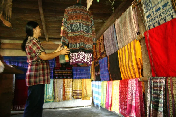 Toraja Indonésie Července2009 Toraja Stará Žena Tradiční Tkaniny Tkalci — Stock fotografie