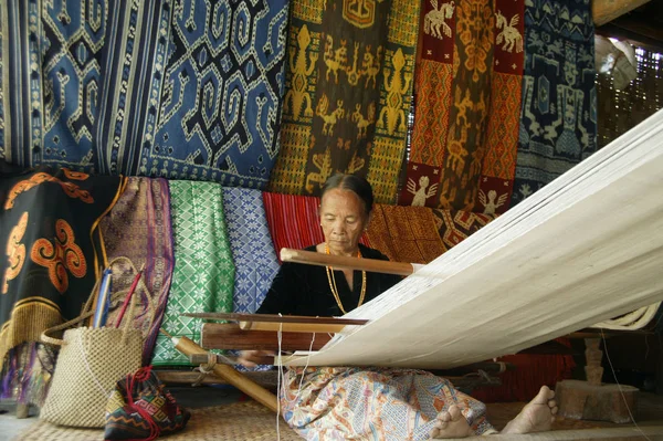 Toraja Indonesien Juli 2009 Toraja Alte Frau Traditionelle Tuchweberinnen — Stockfoto