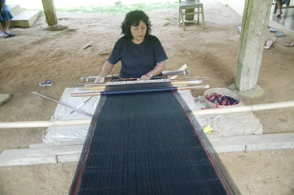 Toraja Indonesia Luglio 2009 Toraja Vecchia Donna Tessitori Stoffa Tradizionali — Foto Stock