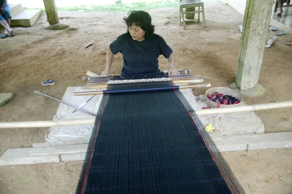 Toraja Indonesia Luglio 2009 Toraja Vecchia Donna Tessitori Stoffa Tradizionali — Foto Stock