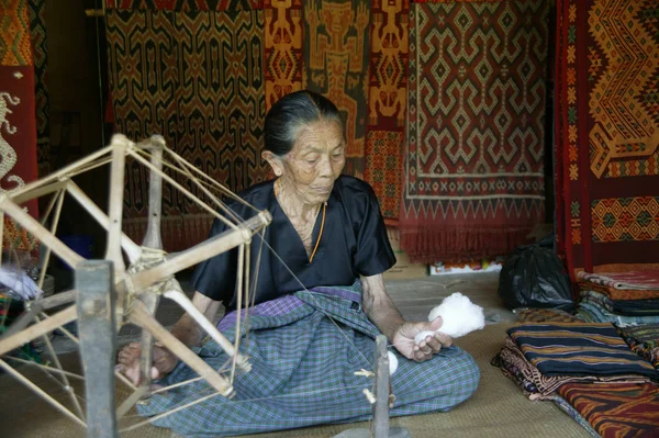 Toraja Indonésia Julho 2009 Toraja Velha Mulher Tradicional Tecelões Pano — Fotografia de Stock