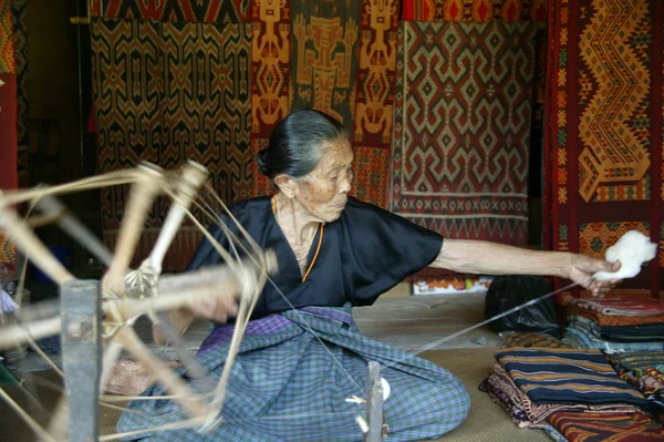 Toraja Indonesien Juli 2009 Toraja Alte Frau Traditionelle Tuchweberinnen — Stockfoto