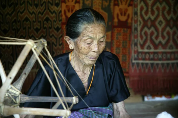 Toraja Indonesië Juli 2009 Toraja Oude Vrouw Traditionele Doek Wevers — Stockfoto