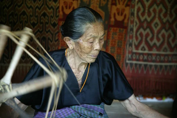 Toraja Indonesië Juli 2009 Toraja Oude Vrouw Traditionele Doek Wevers — Stockfoto