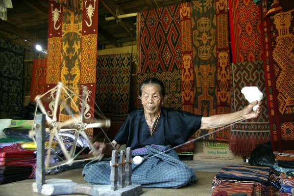 Τοράζα Ινδονησία Ιουλίου 2009 Toraja Γριάς Γυναίκας Παραδοσιακά Υφαντήρια Υφασμάτων — Φωτογραφία Αρχείου