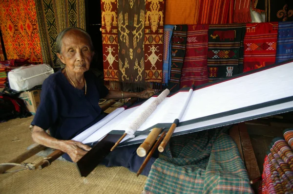 Toraja Indonesia Julio 2009 Toraja Anciana Tejedora Tela Tradicional — Foto de Stock