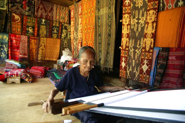 Toraja Indonésia Julho 2009 Toraja Velha Mulher Tradicional Tecelões Pano — Fotografia de Stock