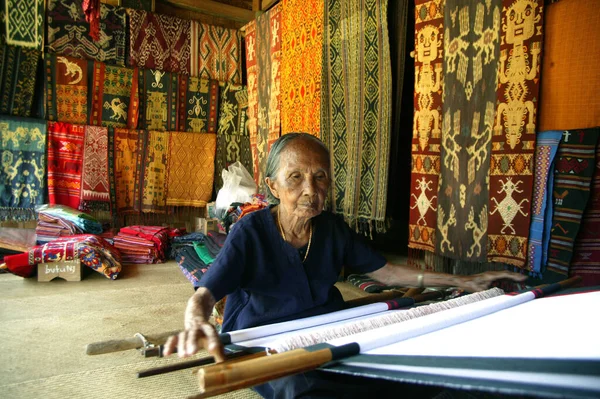 Toraja Indonézia 2009 Július Toraja Idős Hagyományos Szövet Szövők — Stock Fotó