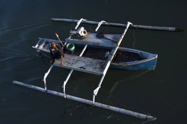 Barru - Endonezya, 20 Temmuz 2008: Nehrin ağzında balıkçı