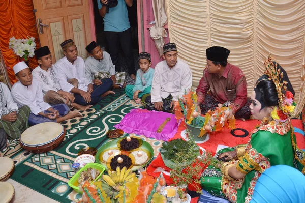 Таракан Індонезія Січня 2016 Року Маппаччі Традиційна Весільна Церемонія Бугіснезійської — стокове фото