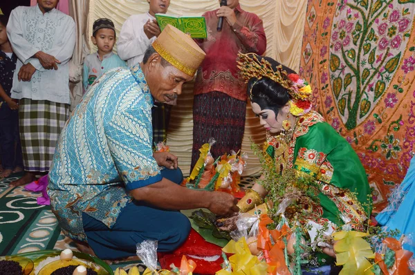 Таракан Індонезія Січня 2016 Року Маппаччі Традиційна Весільна Церемонія Бугіснезійської — стокове фото