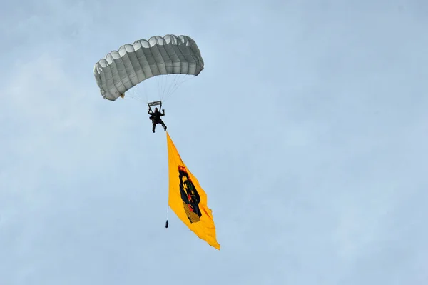 Tarakan Indonesien Dezember 2017 Attraktion Fallschirmspringen Himmel Iraw Tengkayu Festival — Stockfoto