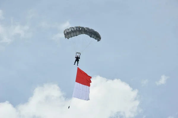 Tarakan Indonesia Dic 2017 Attrazione Paracadutismo Nel Cielo Iraw Tengkayu — Foto Stock