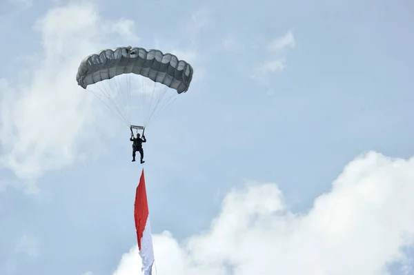 Tarakan Indonesien Dezember 2017 Attraktion Fallschirmspringen Himmel Iraw Tengkayu Festival — Stockfoto