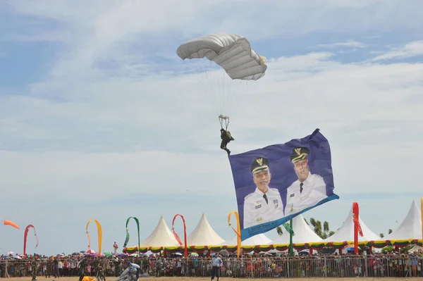 Tarakan Indonesia Dic 2017 Atracción Paracaidismo Cielo Iraw Tengkayu Festival — Foto de Stock