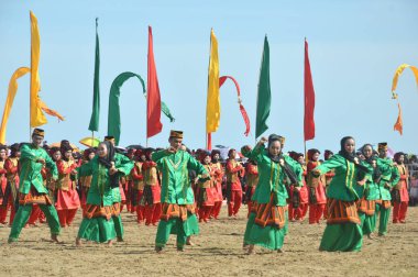 Tarakan, Endonezya, 17 Aralık 2017: Endonezya 'nın Amal Beach Tarakan kentinde Irak Tengkayu Festivali' nin devasa dansı