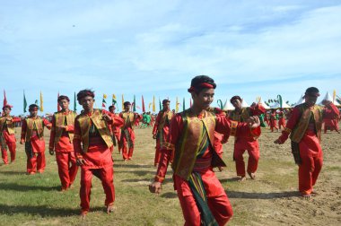 Tarakan, Endonezya, 17 Aralık 2017: Endonezya 'nın Amal Beach Tarakan kentinde Irak Tengkayu Festivali' nin devasa dansı