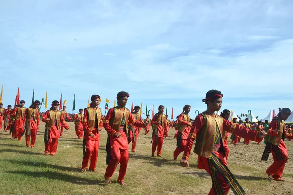 2017年12月17日インドネシア タラカン市 インドネシアのアマルビーチタラカンで開催されるイラウ テンカユ フェスティバルの大規模なダンス — ストック写真