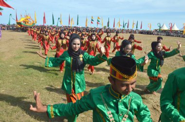 Tarakan, Endonezya, 17 Aralık 2017: Endonezya 'nın Amal Beach Tarakan kentinde Irak Tengkayu Festivali' nin devasa dansı