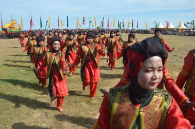 Tarakan, Endonezya, 17 Aralık 2017: Endonezya 'nın Amal Beach Tarakan kentinde Irak Tengkayu Festivali' nin devasa dansı