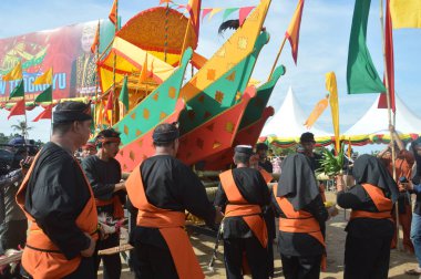 Tarakan, Endonezya, 17 Aralık 2017: Amal Beach Tarakan, Endonezya 'da Irak Tengkayu Festivali, kentin 20. yıldönümü çerçevesinde