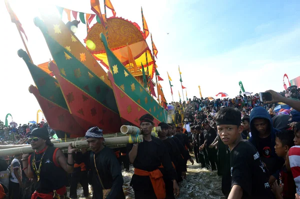 stock image TARAKAN, INDONESIA, 17 DEC 2017 : Iraw Tengkayu Festival at Amal Beach Tarakan, Indonesia, in the framework of the 20th anniversary of the city