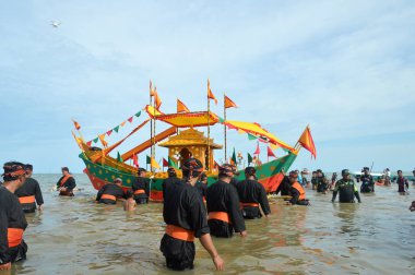 Tarakan, Endonezya, 17 Aralık 2017: Amal Beach Tarakan, Endonezya 'da Irak Tengkayu Festivali, kentin 20. yıldönümü çerçevesinde