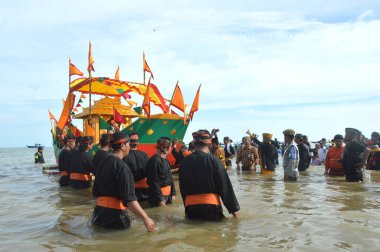 Tarakan, Endonezya, 17 Aralık 2017: Amal Beach Tarakan, Endonezya 'da Irak Tengkayu Festivali, kentin 20. yıldönümü çerçevesinde