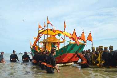 Tarakan, Endonezya, 17 Aralık 2017: Amal Beach Tarakan, Endonezya 'da Irak Tengkayu Festivali, kentin 20. yıldönümü çerçevesinde