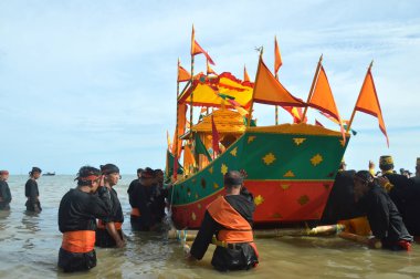 Tarakan, Endonezya, 17 Aralık 2017: Amal Beach Tarakan, Endonezya 'da Irak Tengkayu Festivali, kentin 20. yıldönümü çerçevesinde