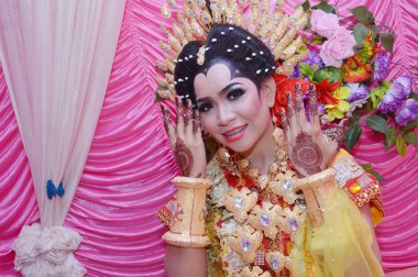 Tarakan, Endonezya - 19 Mart 2016: Endonezya 'nın güzel geleneksel Bugisnese Düğün Gelini Portariti 