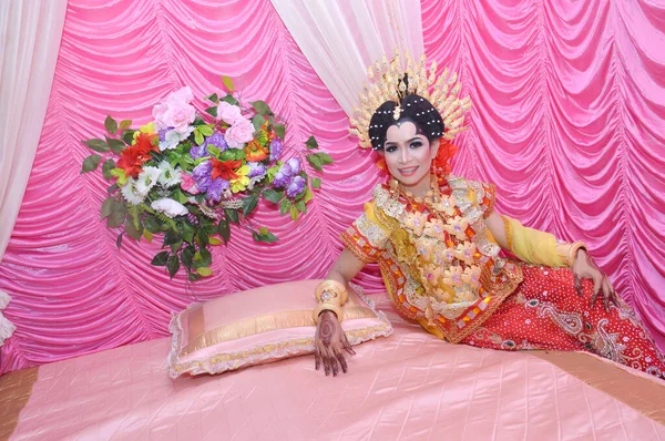 インドネシアのタラカン 2016年3月19日 美しい伝統的なブギスタンのインドネシアの結婚式の花嫁の肖像 — ストック写真