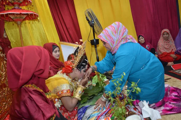 Tarakan Indonezja Marca 2016 Mappacci Tradycyjna Ceremonia Ślubna Bugisnese Indonezyjskiej — Zdjęcie stockowe