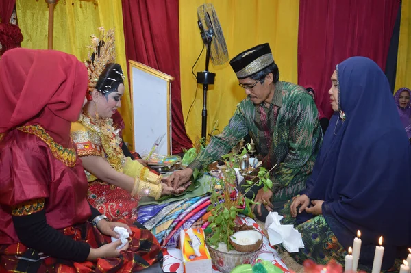 Tarakan Indonesien Mars 2016 Mappacci Den Traditionella Bröllopsceremonin Bugisnese Indonesiska — Stockfoto