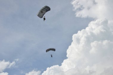 Tarakan, Endonezya, 17 Aralık 2017: Endonezya 'nın Amal Beach Tarakan kentindeki Irak Tengkayu Festivali' nde gökyüzünde paraşütle atlama