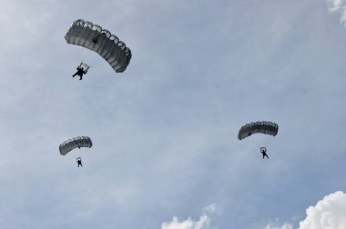 Tarakan, Endonezya, 17 Aralık 2017: Endonezya 'nın Amal Beach Tarakan kentindeki Irak Tengkayu Festivali' nde gökyüzünde paraşütle atlama