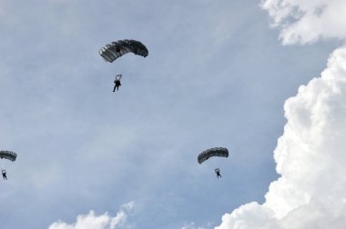 Tarakan, Endonezya, 17 Aralık 2017: Endonezya 'nın Amal Beach Tarakan kentindeki Irak Tengkayu Festivali' nde gökyüzünde paraşütle atlama