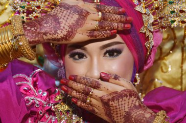 Tarakan, Endonezya - 19 Ocak 2017: Endonezya 'nın güzel geleneksel Bugisnese Gelini Portarit, editoryal çizim