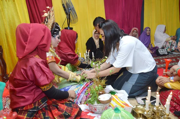 Таракан Індонезія Березня 2016 Mappacci Традиційна Весільна Церемонія Бугіснезійської Нареченої — стокове фото