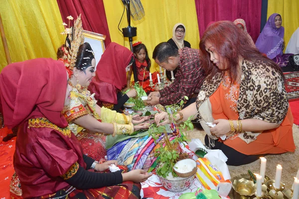 Tarakan Indonezja Marca 2016 Mappacci Tradycyjna Ceremonia Ślubna Bugisnese Indonezyjskiej — Zdjęcie stockowe